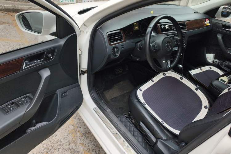Used Volkswagen Santana 2013 1.6L Automatic Luxury Edition Driver Seat