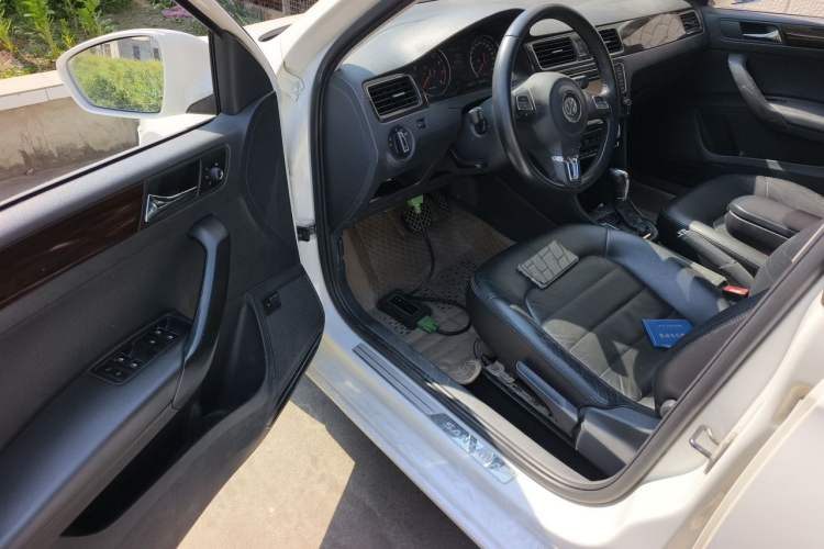 Used Volkswagen Santana 2013 1.6L Automatic Luxury Edition Driver Seat
