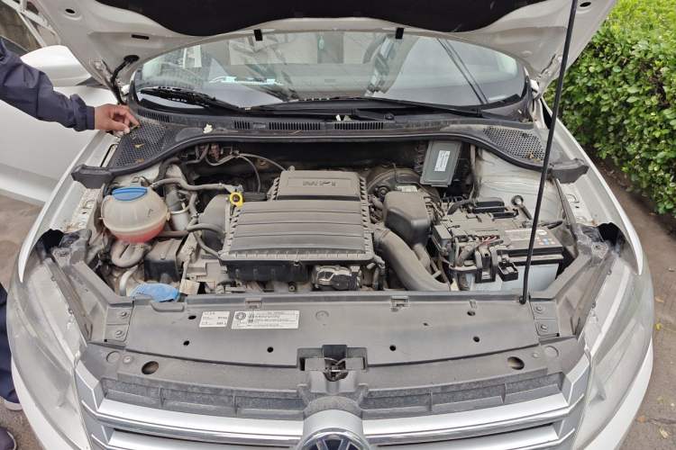 Used Volkswagen Santana 2013 1.6L Automatic Luxury Edition Engine Bay