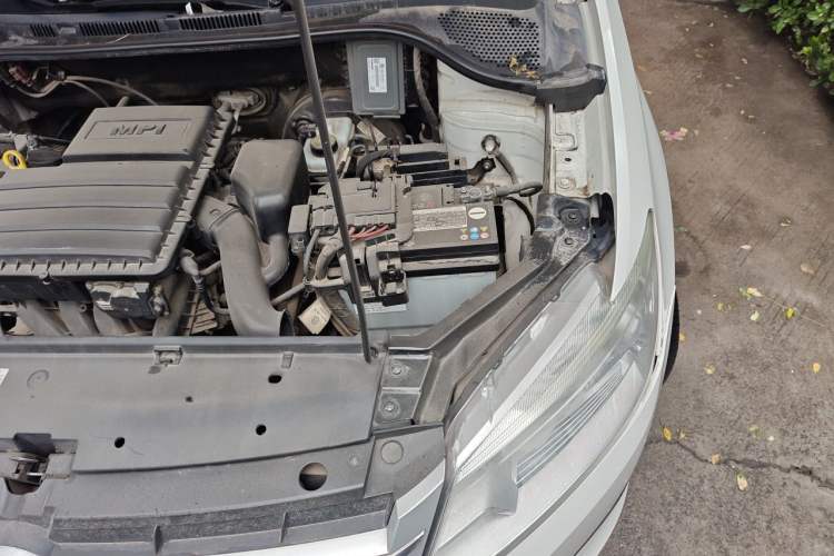 Used Volkswagen Santana 2013 1.6L Automatic Luxury Edition Engine Bay Left