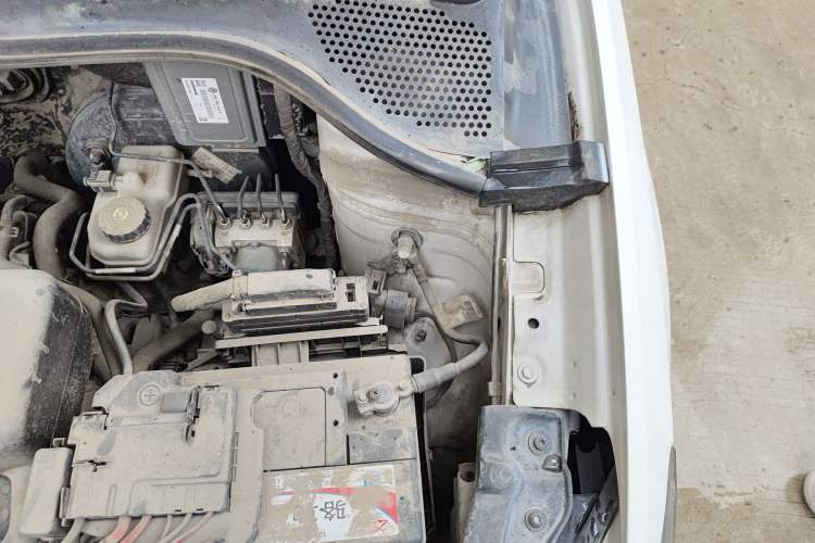 Used Volkswagen Santana 2013 1.6L Automatic Comfort Edition Engine Bay Left