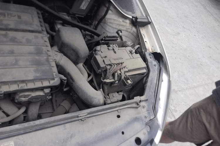 Used Volkswagen Santana 2013 1.6L Automatic Fashion Edition Engine Bay Left