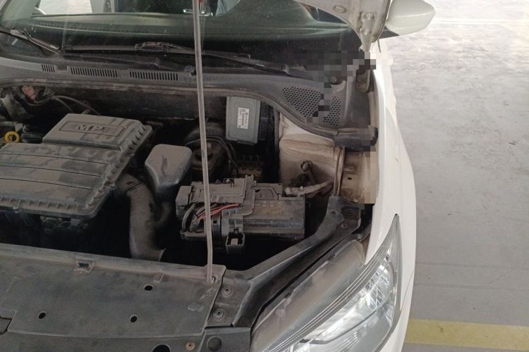 Used Volkswagen Santana 2013 1.6L Manual Luxury Edition Engine Bay Left