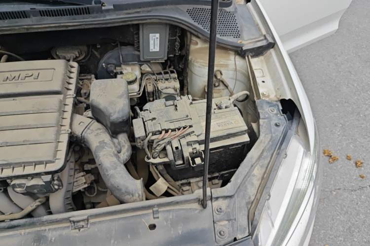Used Volkswagen Santana 2013 1.6L Manual Fashion Edition Engine Bay Left