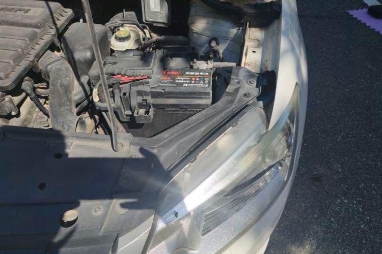 Used Volkswagen Santana 2013 1.6L Automatic Luxury Edition Engine Bay Left