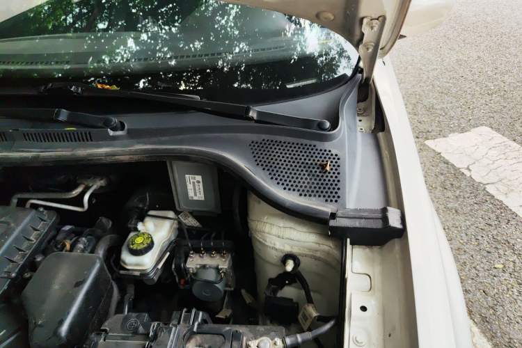 Used Volkswagen Santana 2013 1.6L Manual Fashion Edition Engine Bay Left