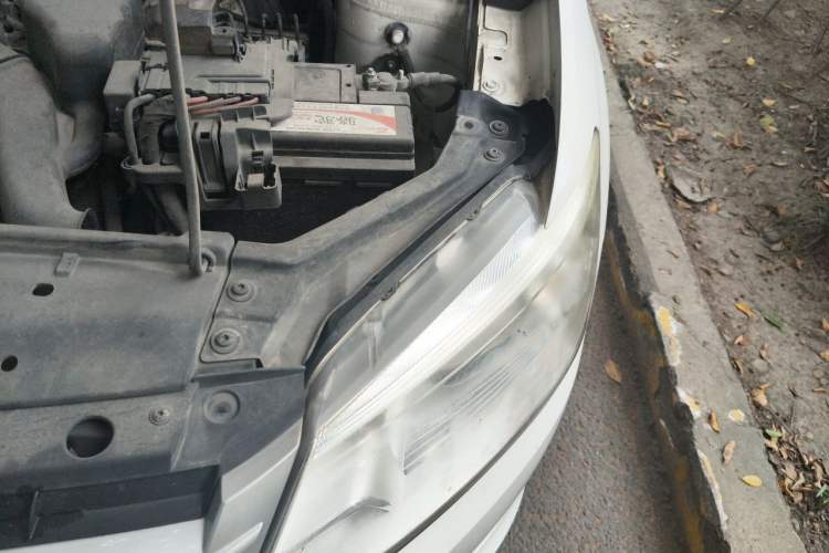Used Volkswagen Santana 2013 1.4L Manual Fashion Edition Engine Bay Left