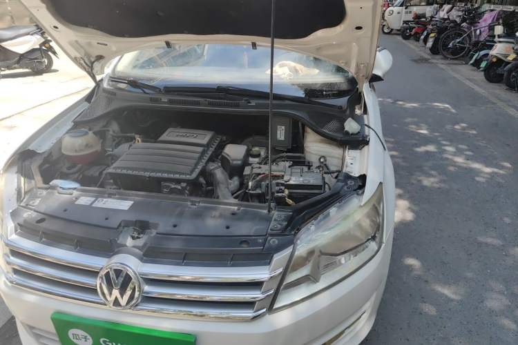 Used Volkswagen Santana 2013 1.6L Automatic Fashion Edition Engine Bay Left