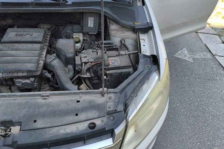 Used Volkswagen Santana 2013 1.6L Automatic Fashion Edition Engine Bay Left