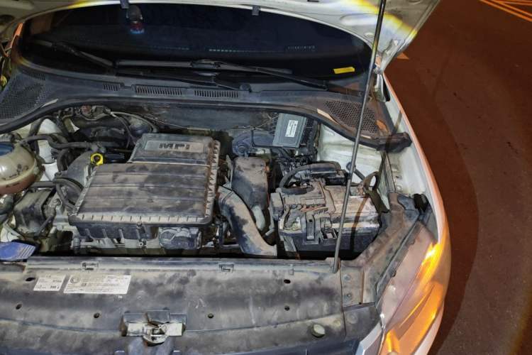 Used Volkswagen Santana 2013 1.6L Automatic Fashion Edition Engine Bay Left
