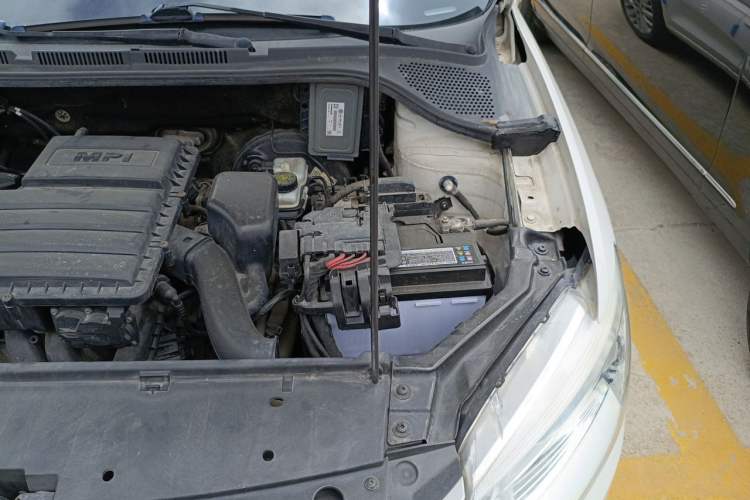 Used Volkswagen Santana 2013 1.6L Automatic Luxury Edition Engine Bay Left