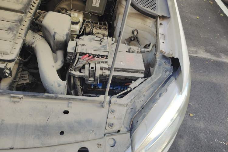 Used Volkswagen Santana 2013 1.6L Manual Fashion Edition Engine Bay Left
