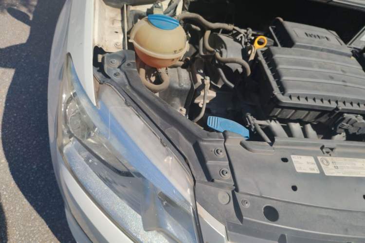 Used Volkswagen Santana 2013 1.6L Automatic Luxury Edition Engine Bay Right