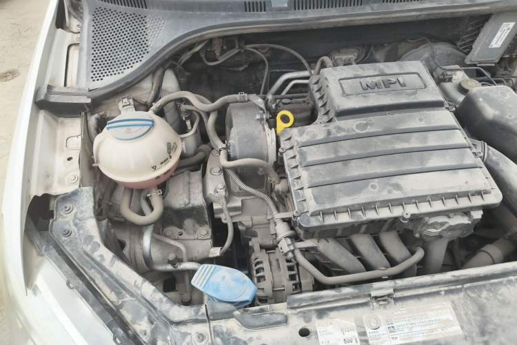 Used Volkswagen Santana 2013 1.6L Manual Comfort Edition Engine Bay Right