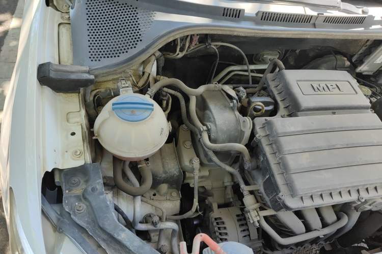 Used Volkswagen Santana 2013 1.6L Manual Comfort Edition Engine Bay Right