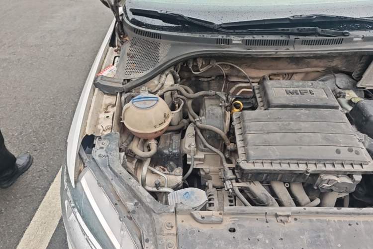 Used Volkswagen Santana 2013 1.6L Manual Comfort Edition Engine Bay Right