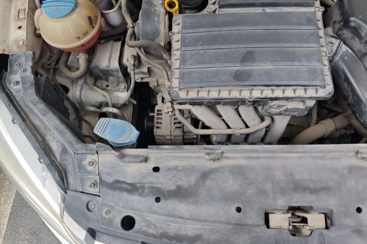 Used Volkswagen Santana 2013 1.6L Manual Comfort Edition Engine Bay Right