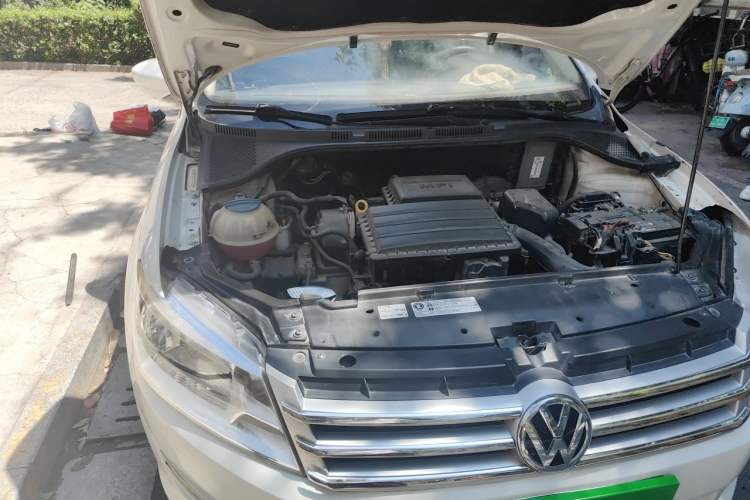 Used Volkswagen Santana 2013 1.6L Automatic Fashion Edition Engine Bay Right