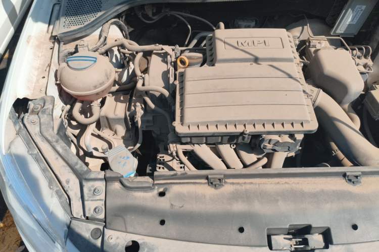 Used Volkswagen Santana 2013 1.6L Manual Comfort Edition Engine Bay Right