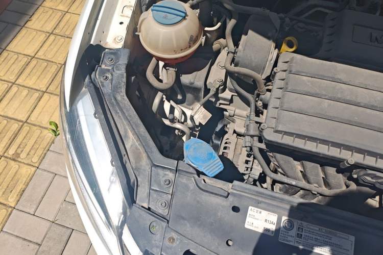 Used Volkswagen Santana 2013 1.6L Manual Comfort Edition Engine Bay Right