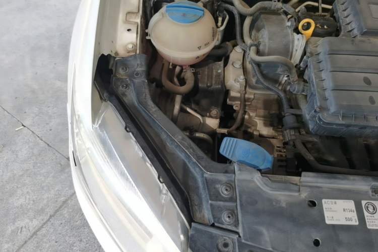 Used Volkswagen Santana 2013 1.6L Automatic Luxury Edition Engine Bay Right