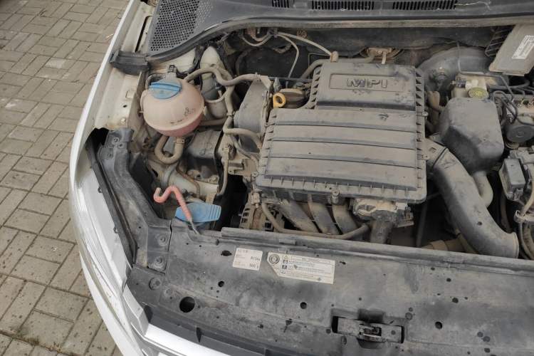 Used Volkswagen Santana 2013 1.6L Manual Comfort Edition Engine Bay Right