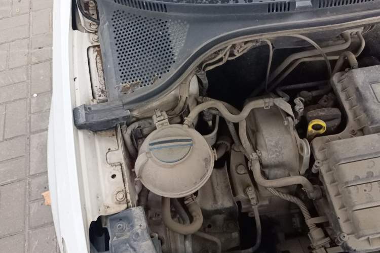 Used Volkswagen Santana 2013 1.6L Manual Comfort Edition Engine Bay Right