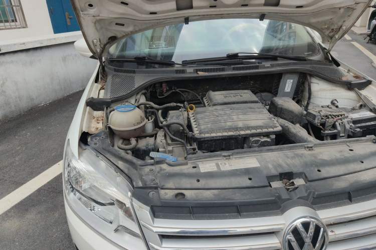 Used Volkswagen Santana 2013 1.6L Manual Comfort Edition Engine Bay Right