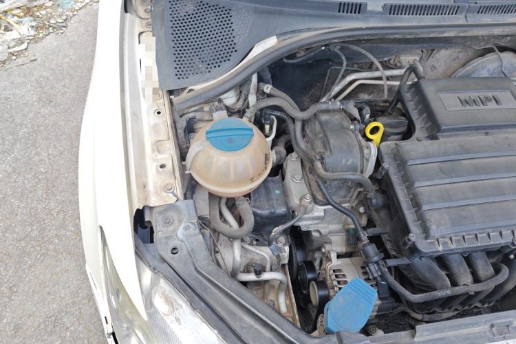 Used Volkswagen Santana 2013 1.6L Manual Fashion Edition Engine Bay Right