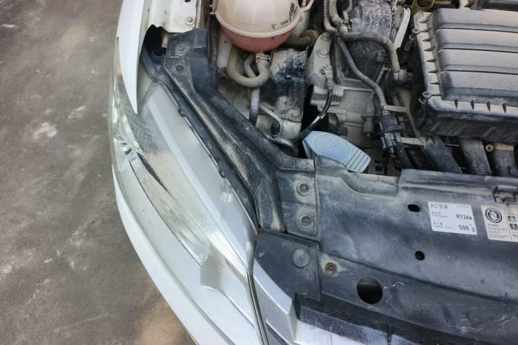 Used Volkswagen Santana 2013 1.6L Automatic Luxury Edition Engine Bay Right
