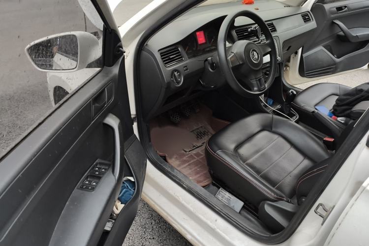 Used Volkswagen Santana 2013 1.6L Manual Fashion Edition Interior 3
