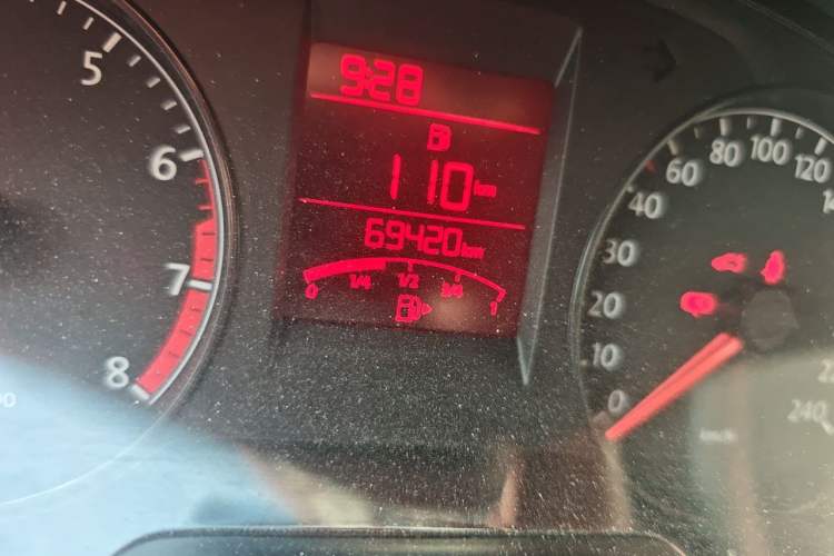 Used Volkswagen Santana 2013 1.6L Manual Comfort Edition Odometer Close Up