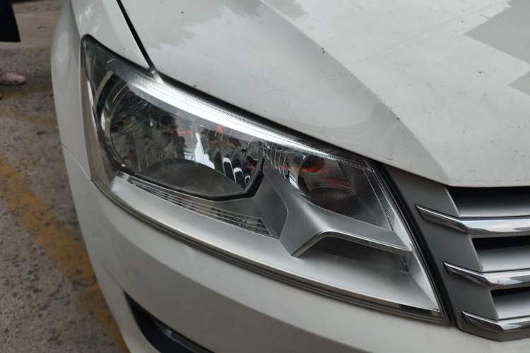 Used Volkswagen Santana 2013 1.6L Automatic Luxury Edition Right Front Headlight
