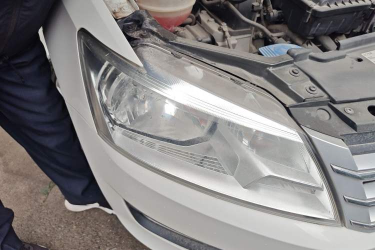 Used Volkswagen Santana 2013 1.6L Automatic Luxury Edition Right Front Headlight