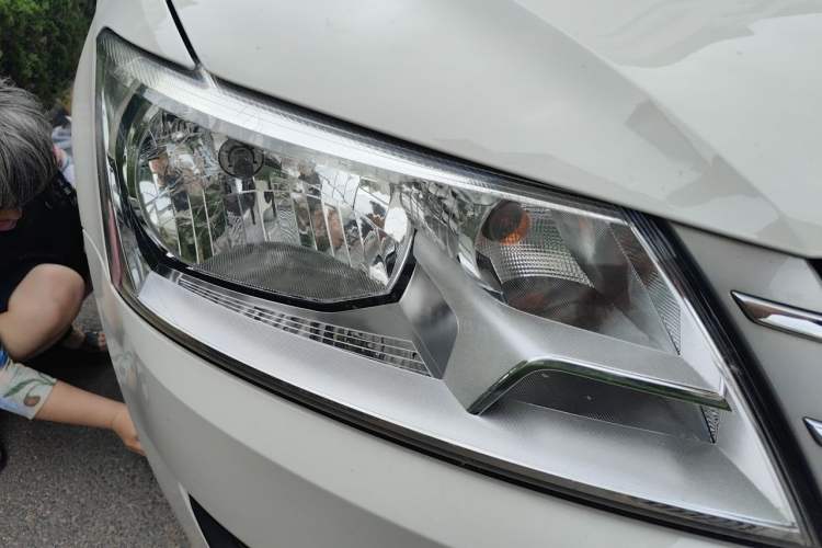 Used Volkswagen Santana 2013 1.6L Automatic Comfort Edition Right Front Headlight