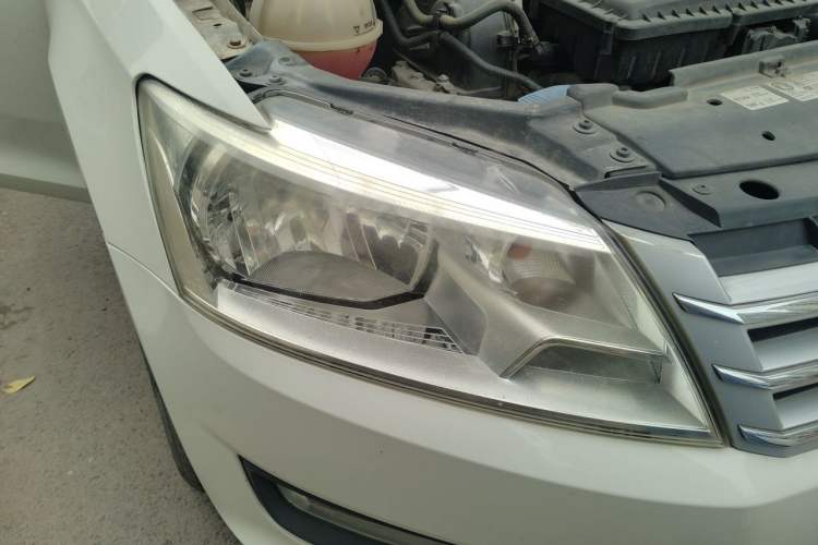 Used Volkswagen Santana 2013 1.6L Automatic Comfort Edition Right Front Headlight