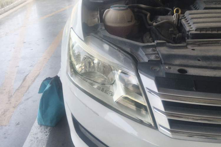 Used Volkswagen Santana 2013 1.6L Automatic Comfort Edition Right Front Headlight