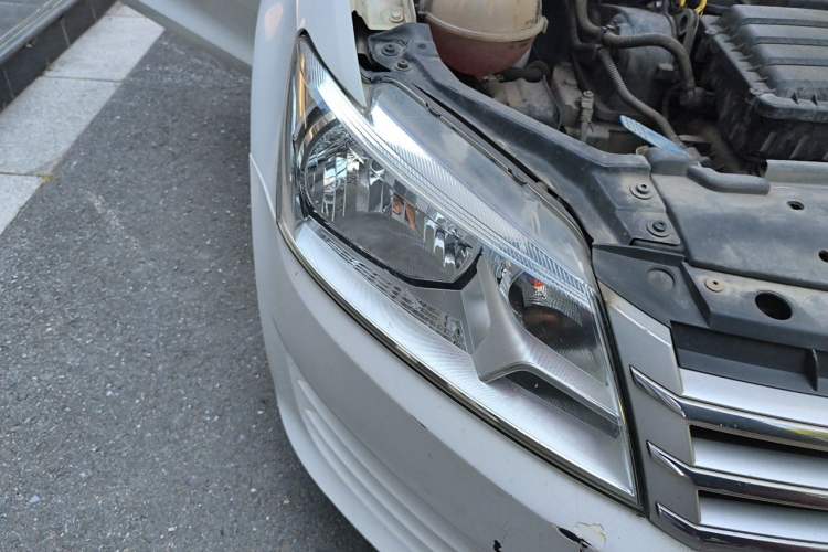 Used Volkswagen Santana 2013 1.6L Automatic Fashion Edition Right Front Headlight