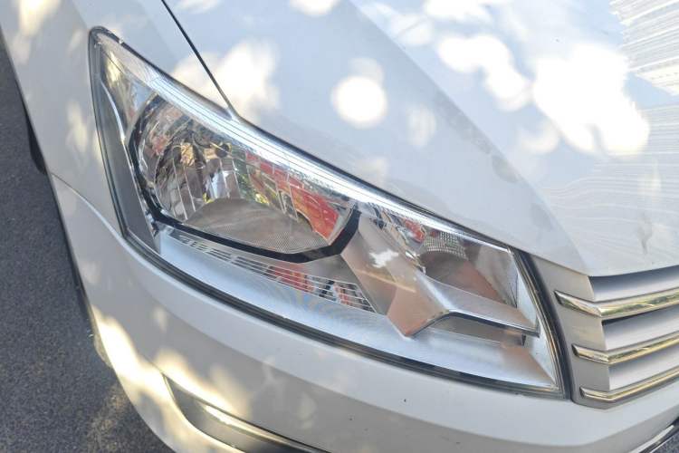 Used Volkswagen Santana 2013 1.6L Automatic Comfort Edition Right Front Headlight