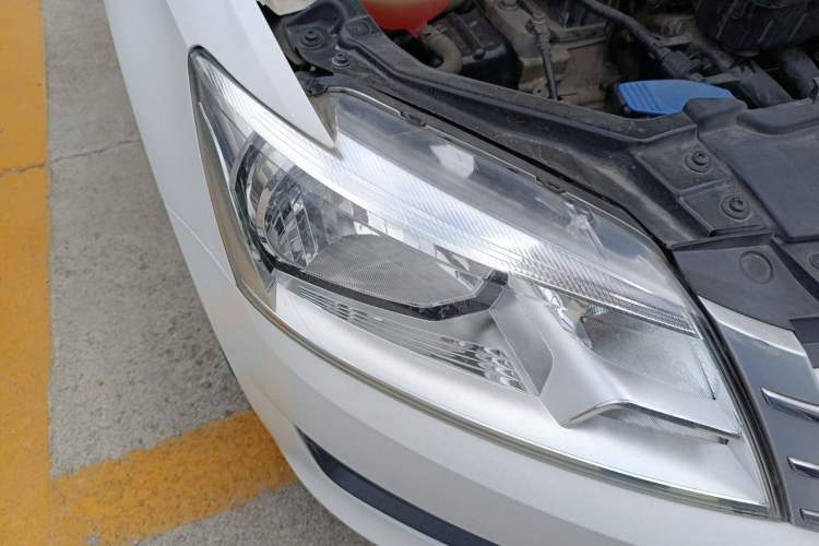 Used Volkswagen Santana 2013 1.6L Automatic Luxury Edition Right Front Headlight