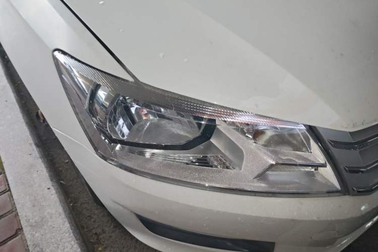 Used Volkswagen Santana 2013 1.6L Automatic Comfort Edition Right Front Headlight