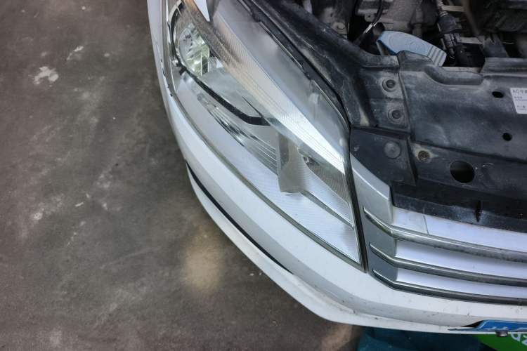 Used Volkswagen Santana 2013 1.6L Automatic Luxury Edition Right Front Headlight