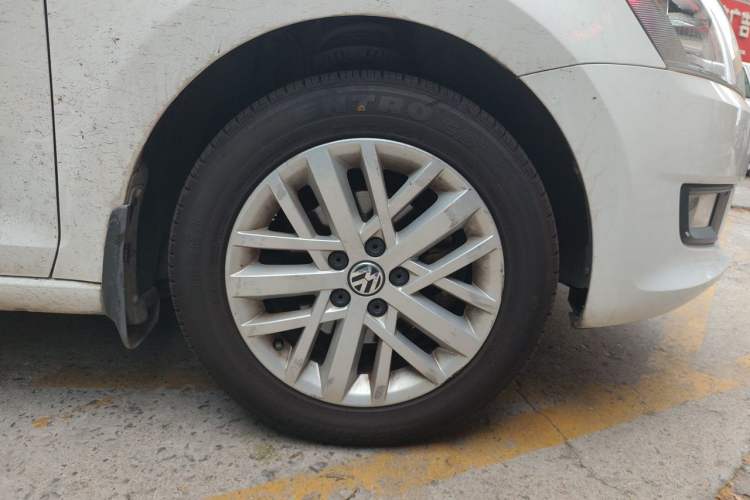 Used Volkswagen Santana 2013 1.6L Automatic Luxury Edition Right Front Wheel Hub