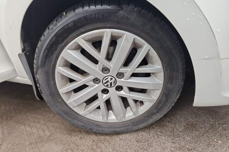 Used Volkswagen Santana 2013 1.6L Automatic Luxury Edition Right Front Wheel Hub