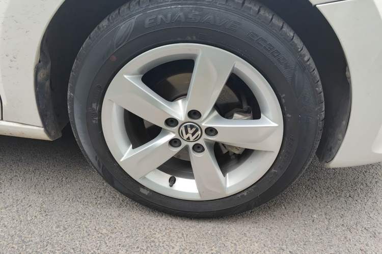 Used Volkswagen Santana 2013 1.6L Automatic Comfort Edition Right Front Wheel Hub