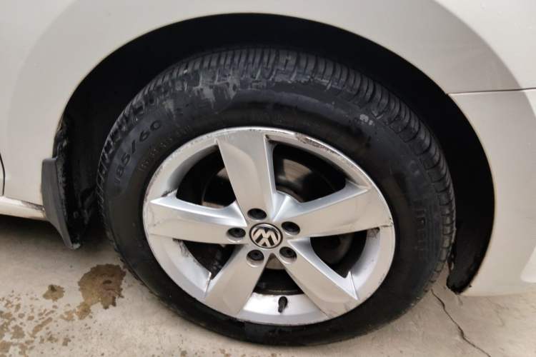 Used Volkswagen Santana 2013 1.6L Automatic Comfort Edition Right Front Wheel Hub