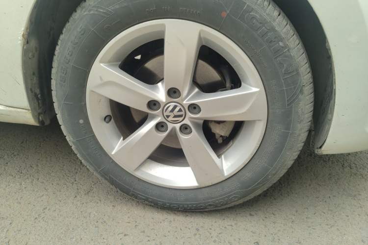 Used Volkswagen Santana 2013 1.6L Automatic Comfort Edition Right Front Wheel Hub
