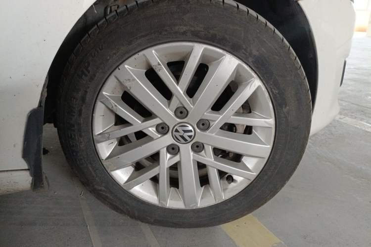 Used Volkswagen Santana 2013 1.6L Manual Luxury Edition Right Front Wheel Hub
