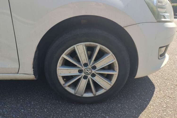 Used Volkswagen Santana 2013 1.6L Automatic Luxury Edition Right Front Wheel Hub