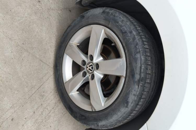 Used Volkswagen Santana 2013 1.6L Manual Comfort Edition Right Front Wheel Hub
